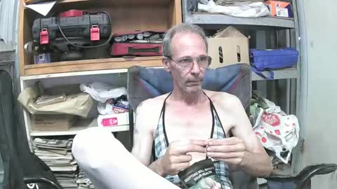 Snapshot of 04oldskool chatting on December 22, 2024, 11:41 pm 04oldskool online show from December 22, 2024, 11:41 pm