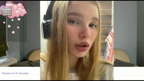 Kira online show from November 7, 2025, 4:56 am