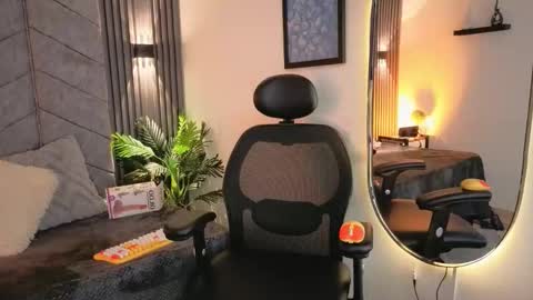 anya online show from December 15, 2025, 8:02 pm