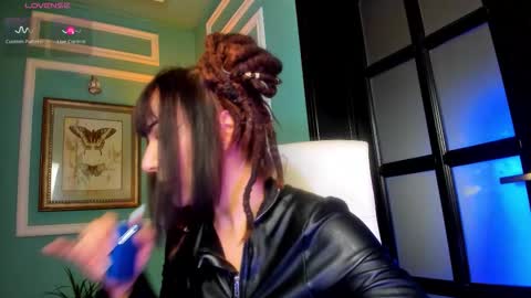 Moona  online show from October 1, 2025, 1:28 pm