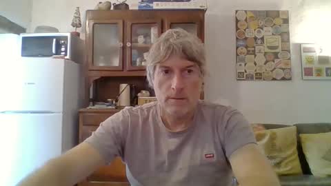 22esserre online show from November 3, 2025, 1:23 pm