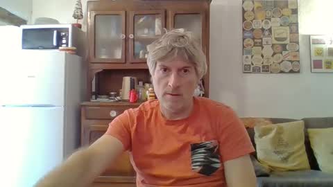 22esserre online show from November 12, 2025, 1:22 pm