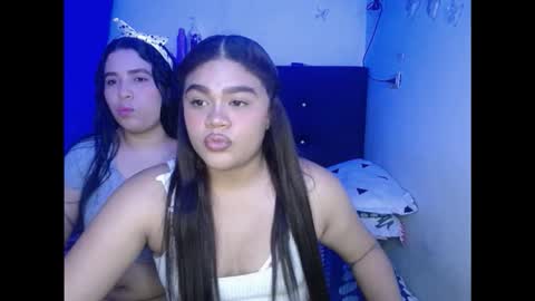 2moons_full_of_love online show from November 8, 2025, 12:33 am