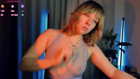 Snapshot of 5_in_one chatting on December 22, 2025, 5:37 am Sunshine online show from December 22, 2025, 5:37 am