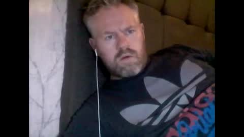 Snapshot of 81jonnyx chatting on December 28, 2024, 2:53 pm 81jonnyx online show from December 28, 2024, 2:53 pm