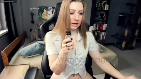 Snapshot of _aleksaa_ chatting on April 19, 2026, 12:15 pm Aleksandra online show from April 19, 2026, 12:15 pm