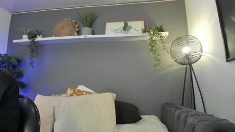 Snapshot of _aliice_1 chatting on February 7, 2025, 8:10 pm Alice online show from February 7, 2025, 8:10 pm