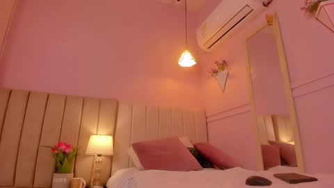 Snapshot of _alison_c chatting on November 25, 2025, 11:32 am Hii I m Alison online show from November 25, 2025, 11:32 am