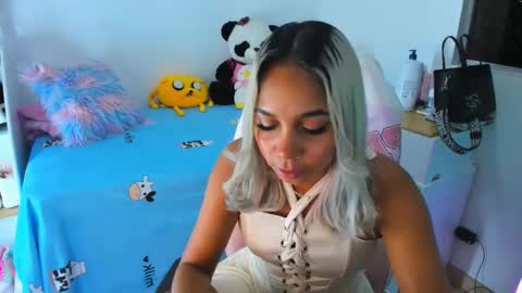 Snapshot of _analia chatting on December 12, 2024, 4:04 am Analia online show from December 12, 2024, 4:04 am