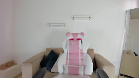    online show from October 22, 2025, 12:27 pm