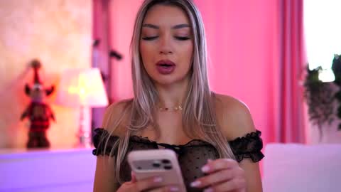 Arielle online show from December 19, 2025, 9:27 am