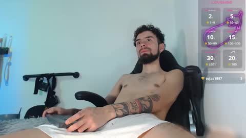 Snapshot of _aronm chatting on May 12, 2026, 10:18 pm AronM online show from May 12, 2026, 10:18 pm