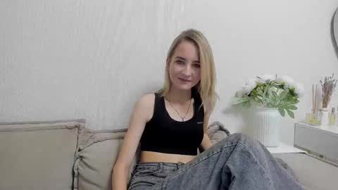 Snapshot of _candybb chatting on December 4, 2025, 7:55 pm online show from December 4, 2025, 7:55 pm