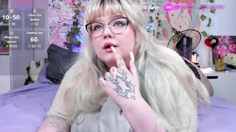 _candym1lky_ online show from April 25, 2026, 7:44 am