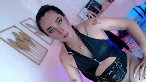 Caroline online show from December 23, 2025, 7:39 am