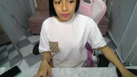 Snapshot of _charlottee_b chatting on April 2, 2026, 12:58 pm _charlottee_b online show from April 2, 2026, 12:58 pm