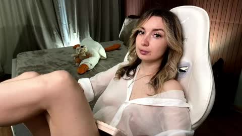 _crystal_moon_1 online show from May 13, 2026, 6:49 pm