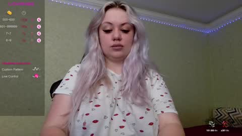 Snapshot of _elven_dreams__ chatting on December 1, 2024, 5:02 pm chloue and Gretta online show from December 1, 2024, 5:02 pm