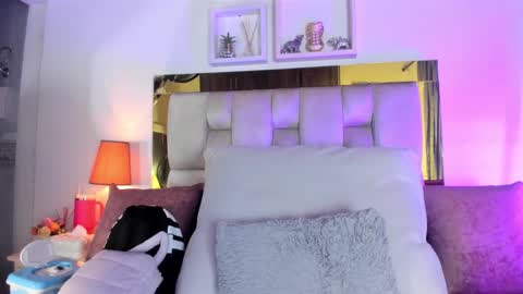 Isabella online show from October 25, 2025, 12:02 pm