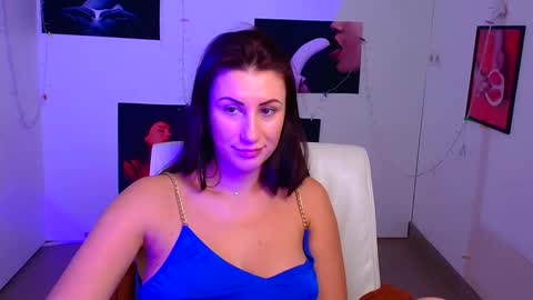 Snapshot of _emma_lay chatting on December 13, 2024, 4:27 pm Emma online show from December 13, 2024, 4:27 pm