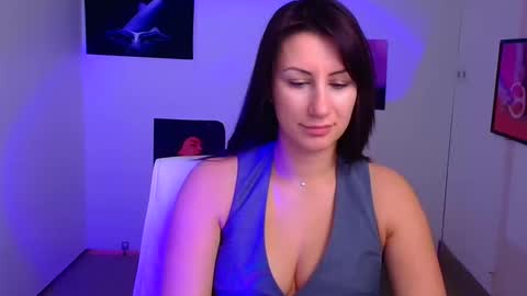 Snapshot of _emma_lay chatting on February 3, 2025, 4:10 pm Emma online show from February 3, 2025, 4:10 pm