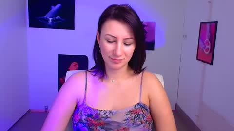 Snapshot of _emma_lay chatting on February 4, 2025, 10:00 am Emma online show from February 4, 2025, 10:00 am