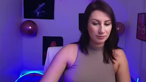 Snapshot of _emma_lay chatting on February 15, 2025, 12:43 pm Emma online show from February 15, 2025, 12:43 pm