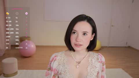 Essie  online show from September 18, 2025, 3:25 pm