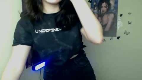 Snapshot of _foxy_lady chatting on November 28, 2025, 8:06 am Alice online show from November 28, 2025, 8:06 am