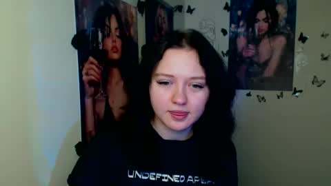 Snapshot of _foxy_lady chatting on December 1, 2025, 6:51 am Alice online show from December 1, 2025, 6:51 am