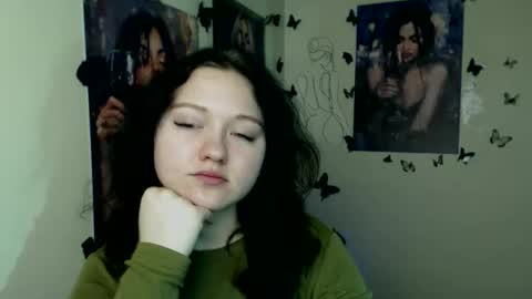 Snapshot of _foxy_lady chatting on December 5, 2025, 7:28 am Alice online show from December 5, 2025, 7:28 am