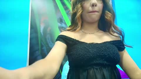 Snapshot of _gold_strawberry_ chatting on June 25, 2026, 10:36 pm _gold_strawberry_ online show from June 25, 2026, 10:36 pm