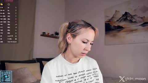 Snapshot of _golden_moon_ chatting on November 10, 2025, 7:35 pm Rina online show from November 10, 2025, 7:35 pm