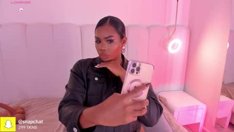 Snapshot of _huge_boobs_ebony chatting on December 15, 2025, 7:29 pm Darlis online show from December 15, 2025, 7:29 pm