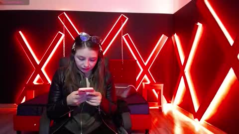 Isa online show from November 16, 2025, 11:27 am