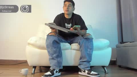 _juanes__ online show from January 15, 2025, 9:30 pm