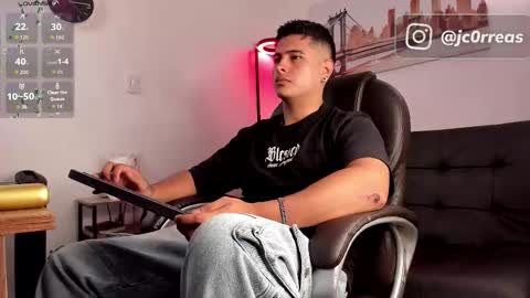 _juanes__ online show from November 26, 2025, 8:43 pm