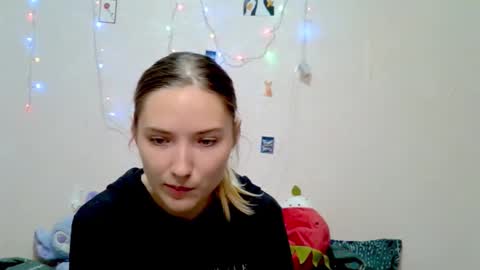 _kikiclark_ online show from September 21, 2025, 8:21 pm