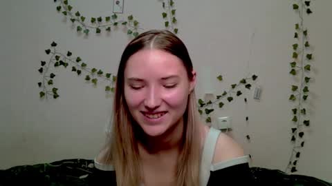 _kikiclark_ online show from November 9, 2025, 4:16 pm