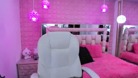 Snapshot of _laaura_ chatting on July 1, 2026, 1:13 pm Laura online show from July 1, 2026, 1:13 pm