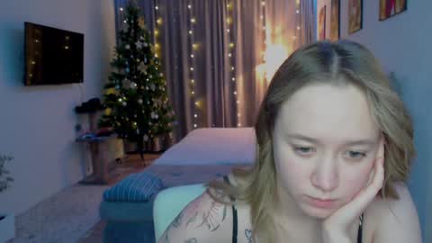 _lalune_ online show from December 17, 2024, 5:36 pm