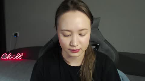 _lalune_ online show from November 28, 2025, 7:27 pm