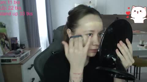 _lalune_ online show from February 1, 2026, 10:47 am