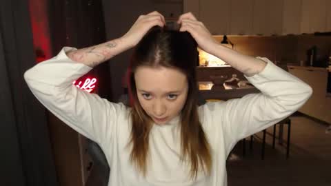 _lalune_ online show from February 12, 2026, 4:57 pm