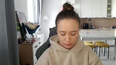 _lalune_ online show from April 15, 2026, 5:36 am