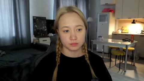 _lalune_ online show from May 12, 2026, 9:50 am