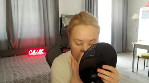 _lalune_ online show from May 18, 2026, 5:46 am