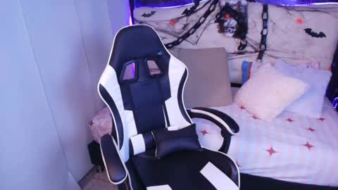 Liily online show from October 31, 2025, 1:23 pm