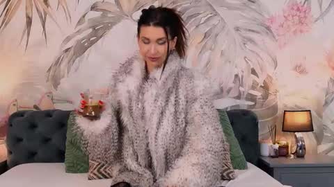 Lisa online show from December 1, 2025, 6:02 pm