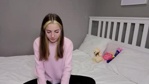 Snapshot of _little_butterfly_ chatting on November 12, 2025, 2:17 pm Emma online show from November 12, 2025, 2:17 pm